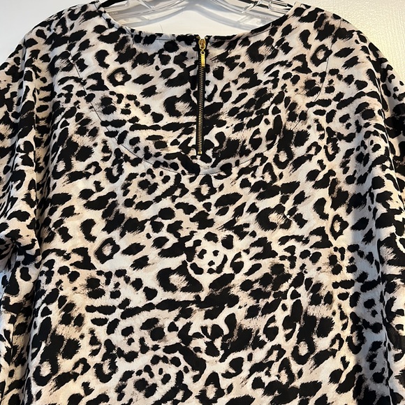 ROZ & Ali leopard print top with short side slit at bottom. - Picture 4 of 7